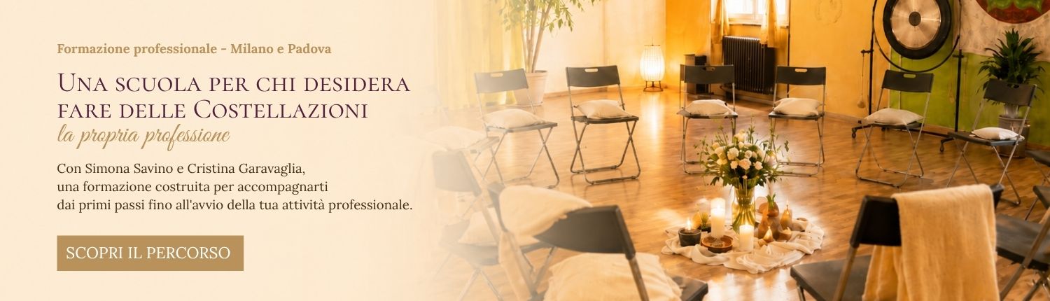 Sala per Costellazioni Familiari con sedie disposte in cerchio, candele e fiori - Formazione professionale in Costellazioni Familiari a Milano e Padova